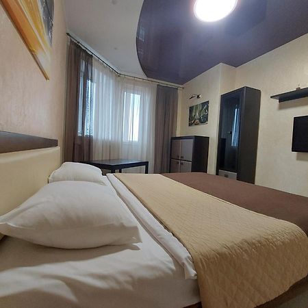 Романтичні апартаменти у центрі Луцк Экстерьер фото